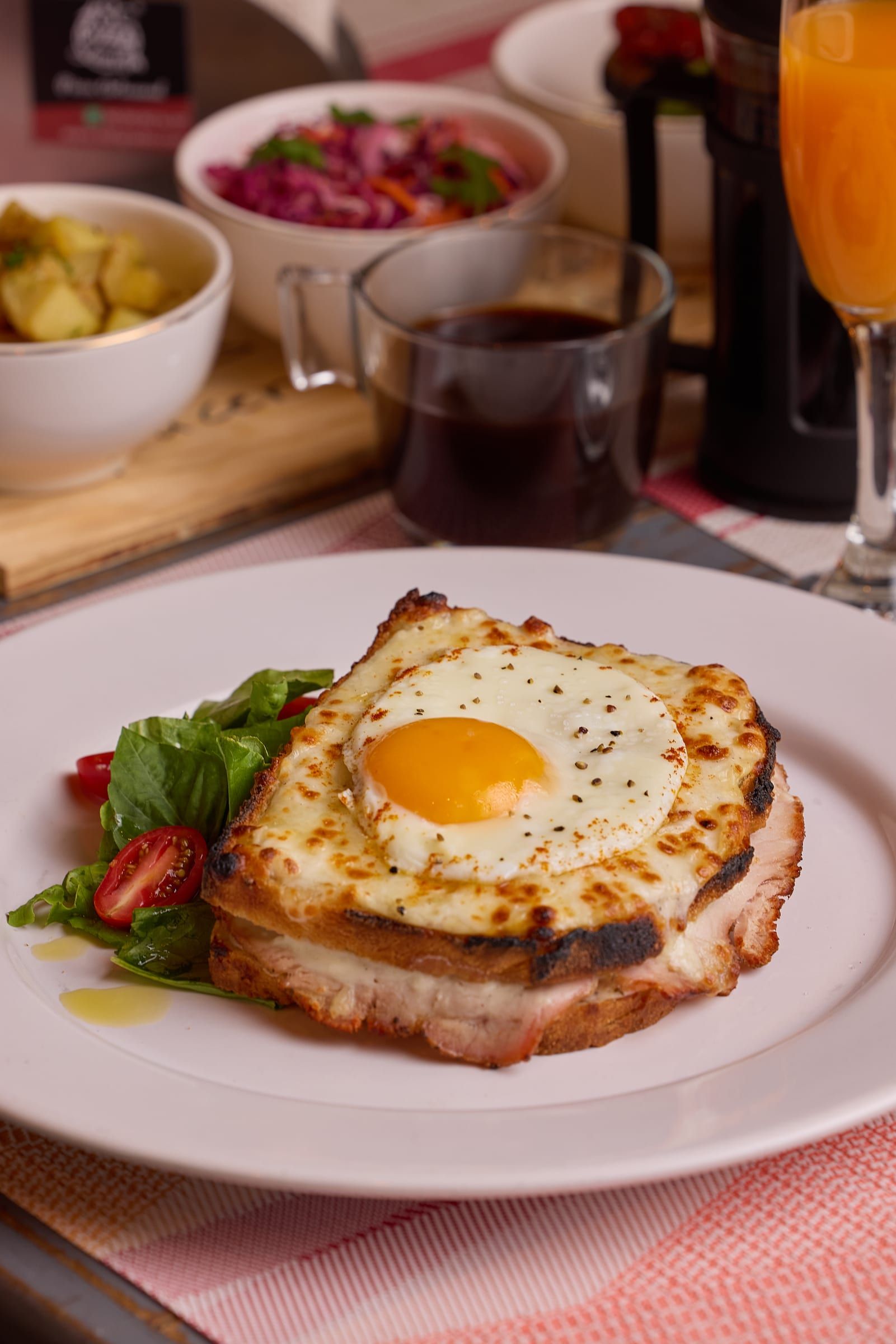 Mesa de brunch francés con croque madame, huevos pochés y mimosas en El Brunch de Coyoacán.