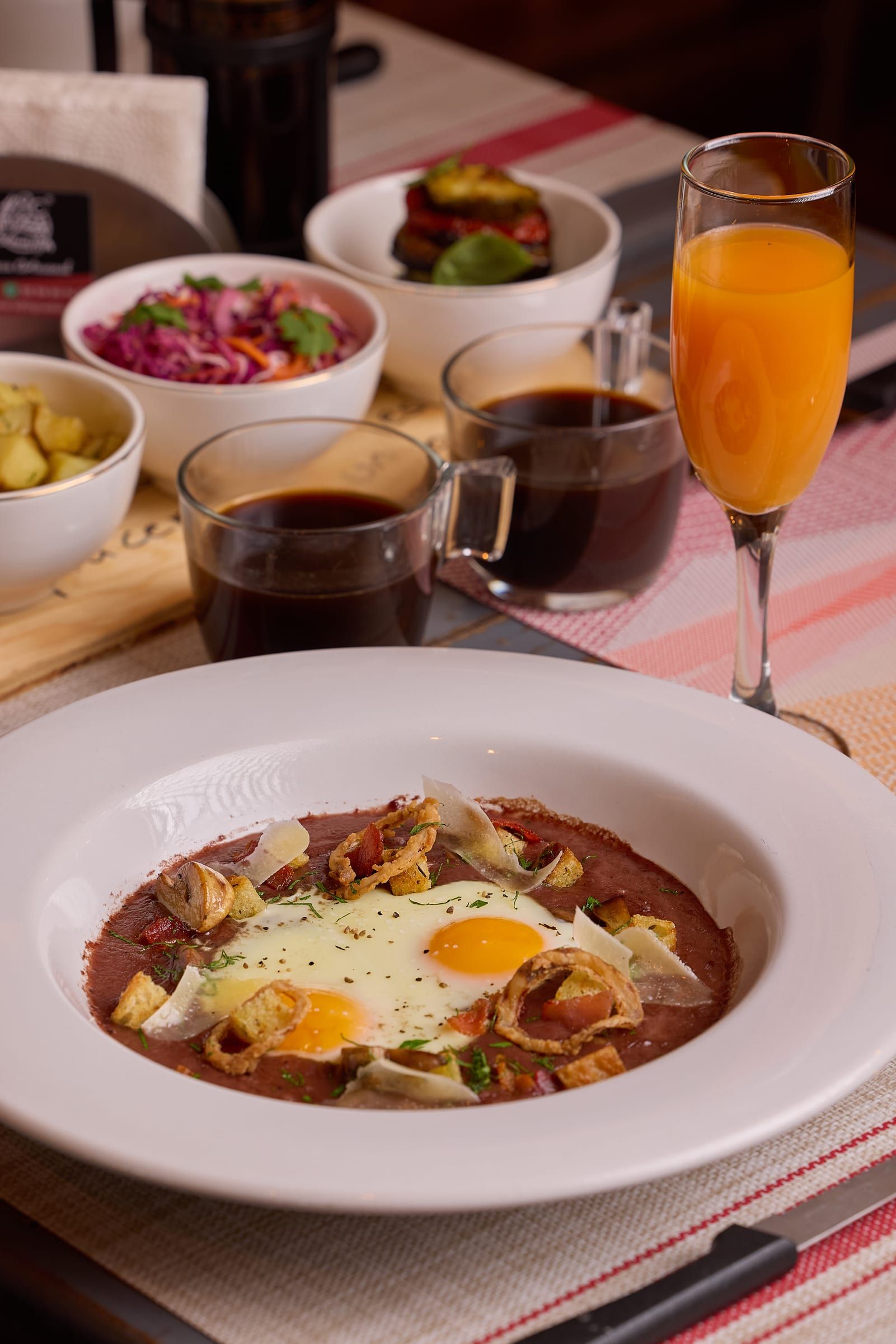 Mesa de brunch francés con croque madame, huevos pochés y mimosas en El Brunch de Coyoacán.