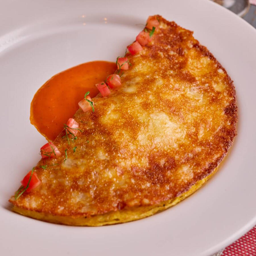 Deja los huevos revueltos y descubre nuestro omelette gratinado: una explosión de queso fundido y cremosidad en cada bocado.