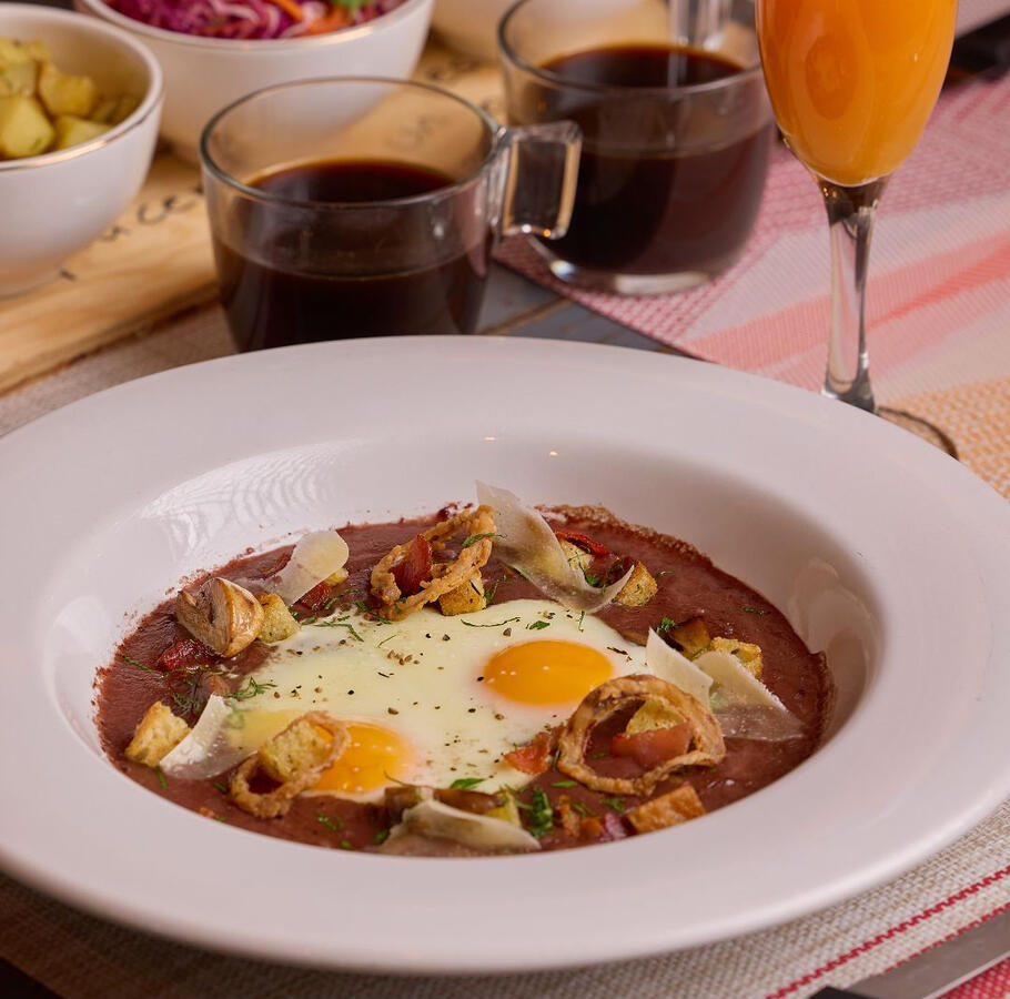 Olvídate de los huevos al gusto y prueba nuestros Huevos Meurette: una receta francesa con salsa de vino tinto, elegante y deliciosa.