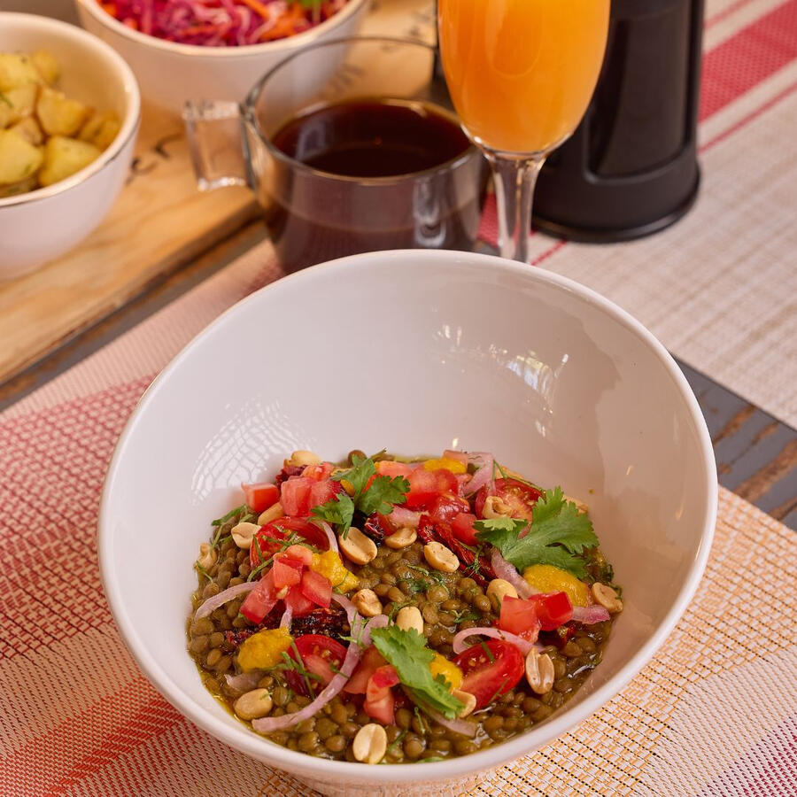 Dale un toque exótico a tu brunch con nuestro Dahl: un guiso de lentejas especiado y reconfortante, perfecto para empezar el día con energía.