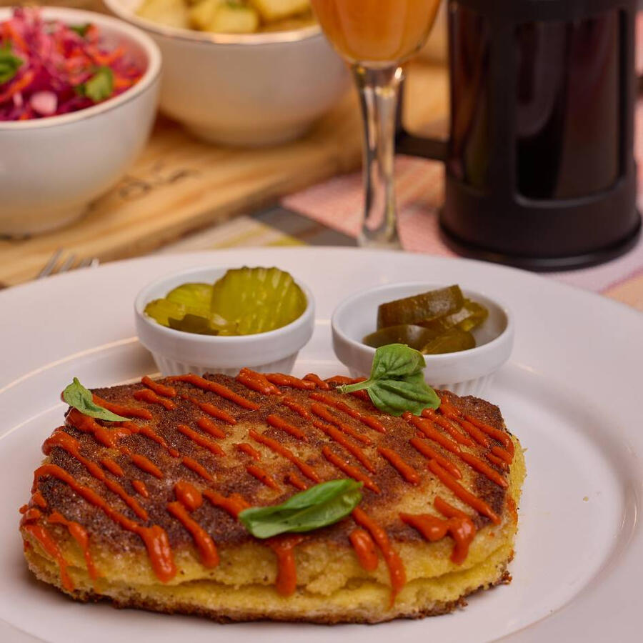 Deja las tostadas aburridas y prueba nuestro Grilled Cheese: pan dorado y crujiente, relleno de queso fundido y puro confort en cada bocado