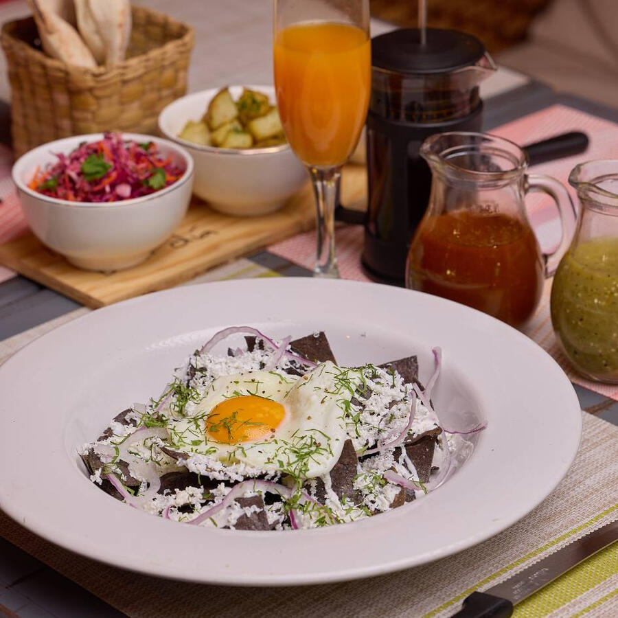 ¿Huevos al gusto otra vez? Mejor prueba nuestros chilaquiles crujientes, bañados en salsa y acompañados de ingredientes que elevan tu brunch.