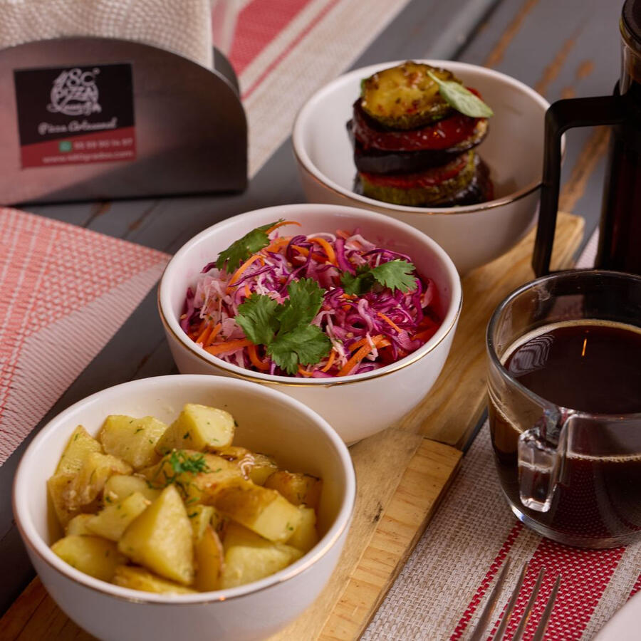 Acompaña tu brunch con guarniciones llenas de sabor: papas bravas crujientes, coleslaw fresco y un delicioso Tian de verduras.